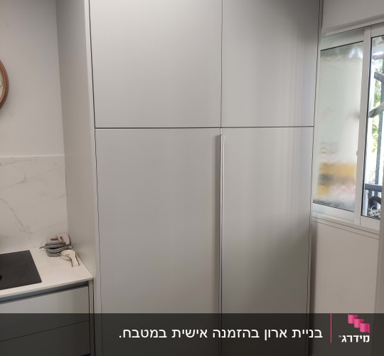 ארון מטבח גבוה עם דלתות חלקות וידית ארוכה